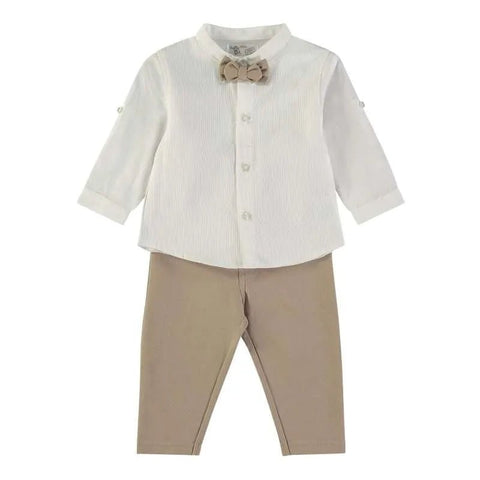 Conjunto formal Babybol para niño: camisa blanca de manga larga con corbatín beige y pantalón caqui.