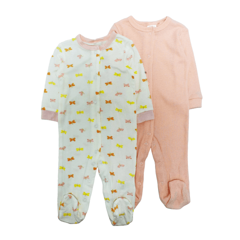 Conjunto de 2 pijamas Baby Gear para bebé niña: una rosada sólida y otra blanca con lazos de colores.