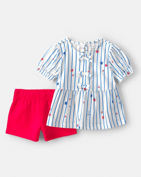 Conjunto Carter's para niña: blusa de rayas azules con motitas y short rojo vibrante.