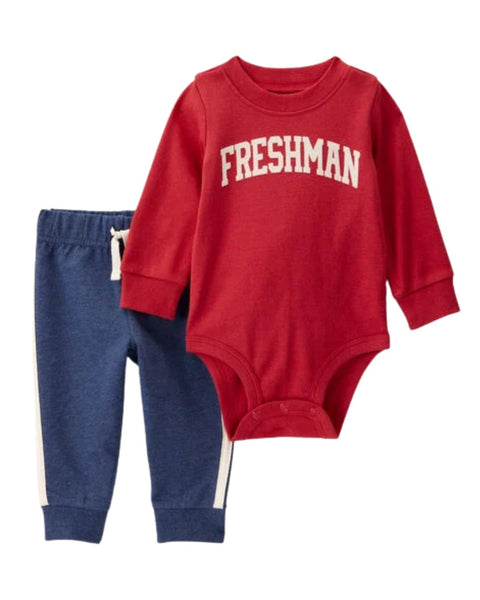 Conjunto Carter's para bebé: body rojo manga larga 'Freshman' y jogger azul con rayas blancas.