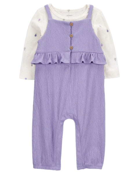 Conjunto Carters para niña con overol lila de textura arrugada, ruedos y blusa blanca de manga larga con pequeños diseños.