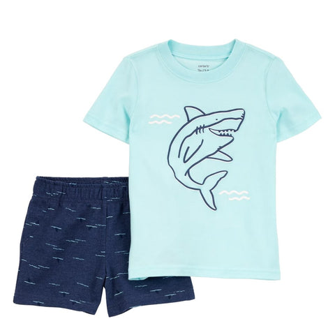 Conjunto Carters para niño, camiseta azul con tiburón y pantaloneta azul con diseño de olas.