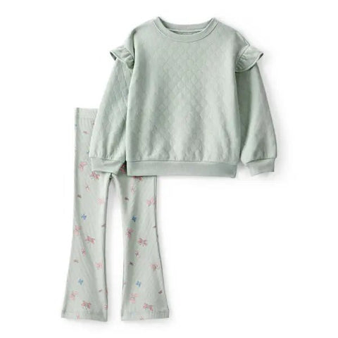 Conjunto Carters de 2 piezas para niña: sudadero verde menta con patrón y vuelitos, pantalón campana estampado.