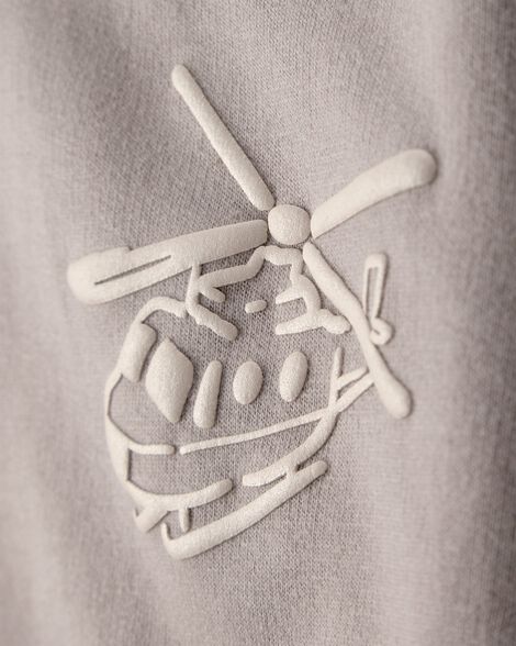 Detalle del diseño en relieve de helicóptero blanco en el sudadero Carters para niño.