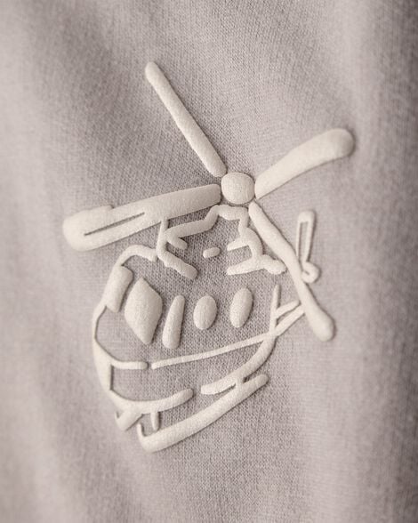 Cercanía del diseño 3D de helicóptero en el sudadero del conjunto Carters.