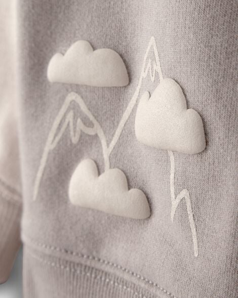 Detalle del diseño 3D de montañas y nubes en el sudadero Carters para niño.