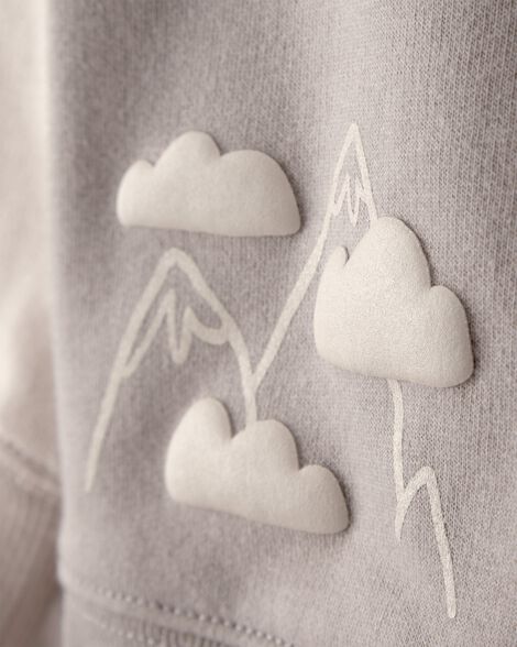 Detalle del diseño de montañas contorneadas y nubes en relieve en el sudadero Carters para niño.