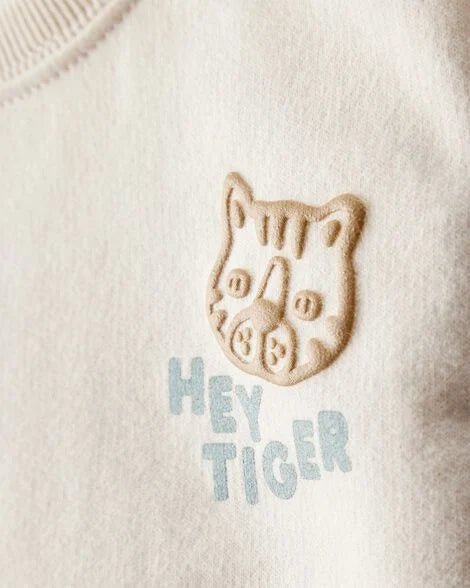 Detalle del diseño "Hey Tiger" en el sudadero Carters para niño, con textura en relieve.