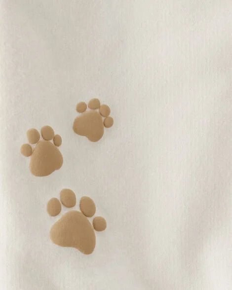 Detalle de huellas de patitas marrones en el sudadero del conjunto Carters para niño.