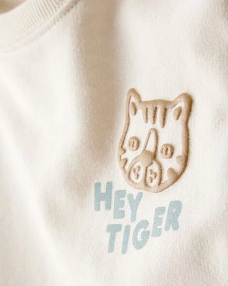 Detalle del diseño del sudadero Carters: tigre y texto 'Hey Tiger' en relieve para niño.