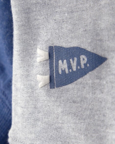 Parche decorativo "M.V.P." en la manga del sudadero Carters, toque divertido para niños.