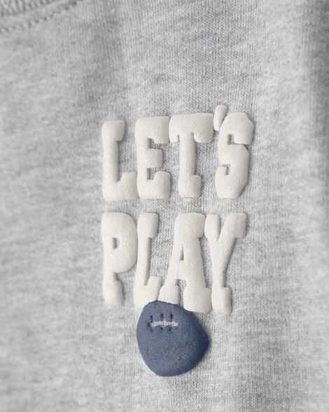 Detalle del sudadero Carters para niño con frase "LET'S PLAY" y balón de fútbol.