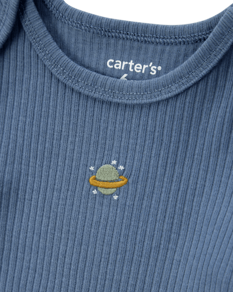Detalle del body manga larga azul acanalado de Carters con planeta bordado para bebé niño.