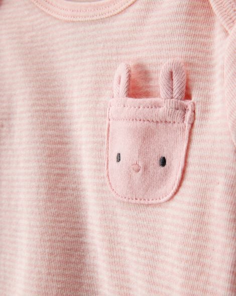 Detalle de blusa rosada Carters con bolsillo de conejita y orejitas. Ropa de bebé niña.