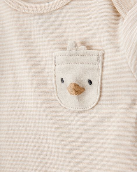 Detalle del bolsillo con pollito bordado en la camisa de bebé Carters a rayas beige claro.