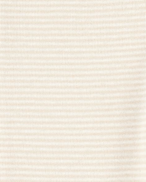 Textura de la tela de los pantalones Carters de bebé con finas rayas horizontales en tono blanco.