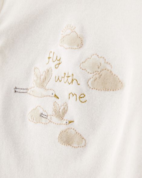 Primer plano del diseño bordado 'fly with me' con nubes y pájaros en la camisa Carters de bebé.