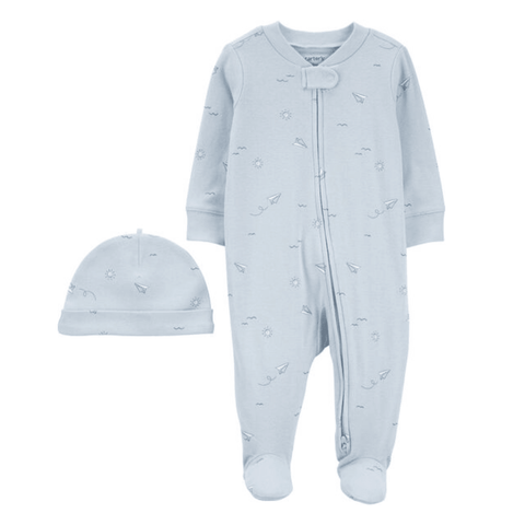 Conjunto de pijama y gorro Carters celeste para bebé niño con estampado de aviones y soles.