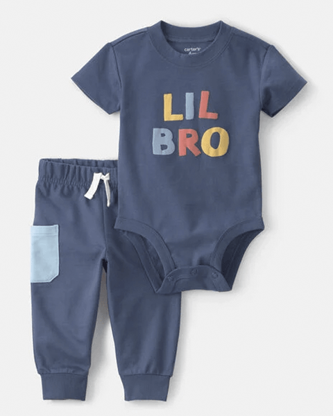Conjunto Carter's "LIL BRO" para bebé niño, body azul y pantalón jogger con bolsillo.