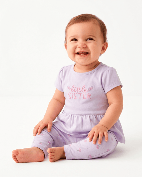 Bebé niña sonriendo usando conjunto lila Carter's "Little Sister" con leggings floral