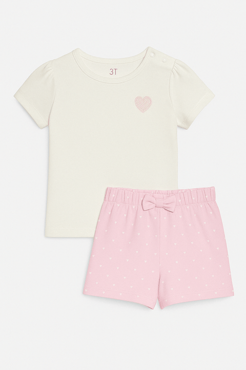 Conjunto Kinder para niña: camiseta crema con corazón rosa y short rosa con pequeños corazones