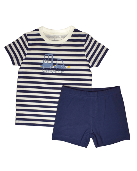 Conjunto de niño de camiseta a rayas azul marino con diseño de carritos y short azul liso de