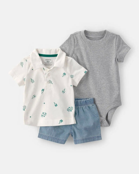 Conjunto Carter's de 3 piezas para bebé niño: camisa polo blanca, body gris y short azul de tela suave.