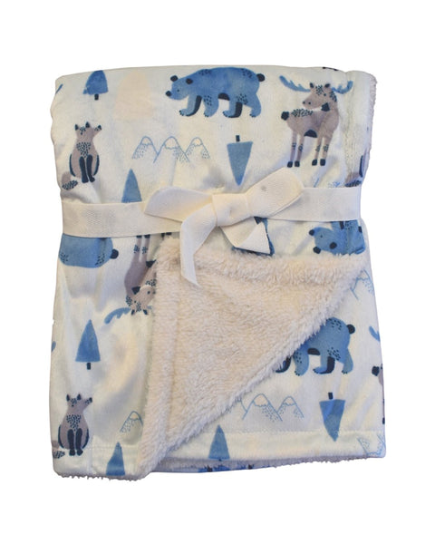 Frazada de mink sherpa Sandy & Simon para niño con estampado de osos, alces y zorros azules y grises, y montañas. Suave textura visible.