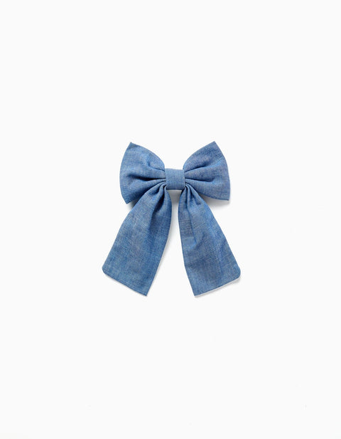 Moña azul de mezclilla tipo pinza para el cabello de niñas Zippy, vista frontal y casual.