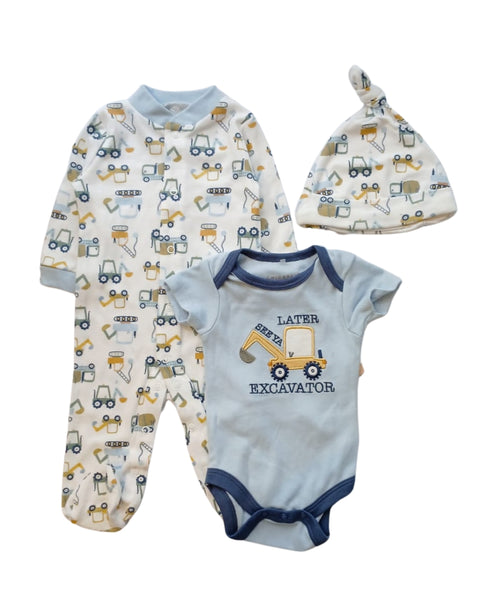 Conjunto Chick Pea 3 piezas: pijama, body manga corta y gorrito estampado camiones multicolor para niño