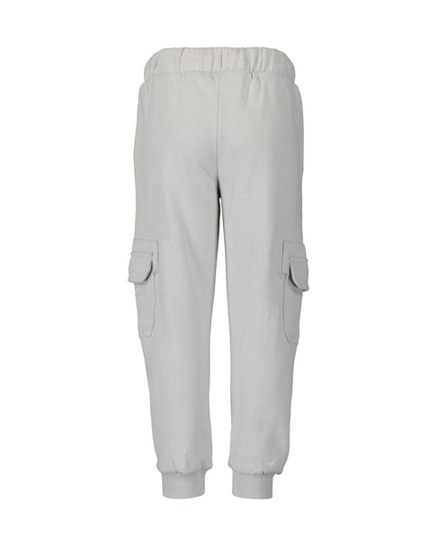 Jogger gris Blue Seven para niño, vista trasera, con bolsillos cargo y puños en los tobillos