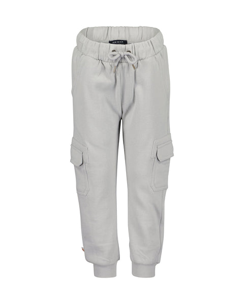 Jogger gris Blue Seven para niño, frente, cintura elástica con cordón y bolsillos cargo laterales
