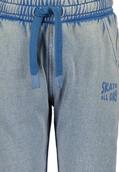 Detalle de la cintura elástica, cordón ajustable y estampado "Skate All Day" del jogger Blue Seven niño.