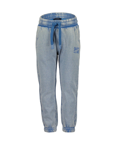 Jogger Blue Seven de mezclilla celeste para niño con cintura elástica y diseño "Skate All Day".