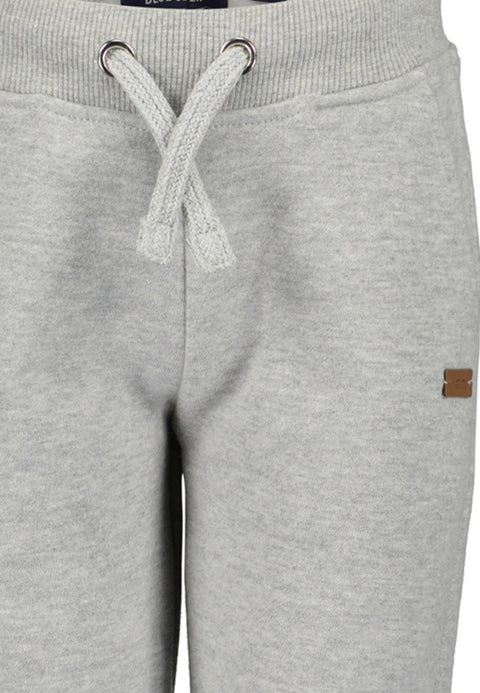 Detalle de la cintura elástica con cordón y ojetes metálicos del jogger gris Blue Seven para niño.
