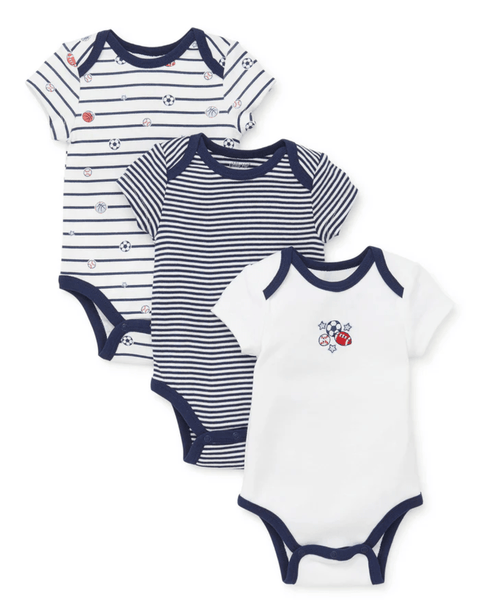 Set de 3 bodys de bebé niño Little Me, blancos y azul marino con estampado deportivo y rayas.