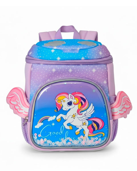 Mochila escolar infantil lila con unicornio, alas 3D y diseño de estrellas brillantes.