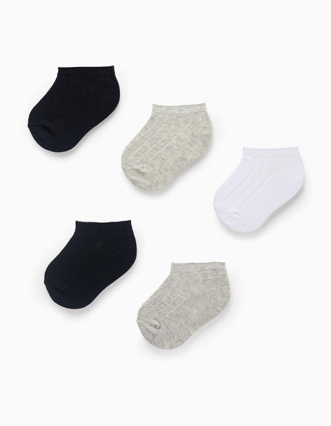 Set de cinco calcetines tobilleros Zippy para bebé en tonos de azul marino, gris y blanco.