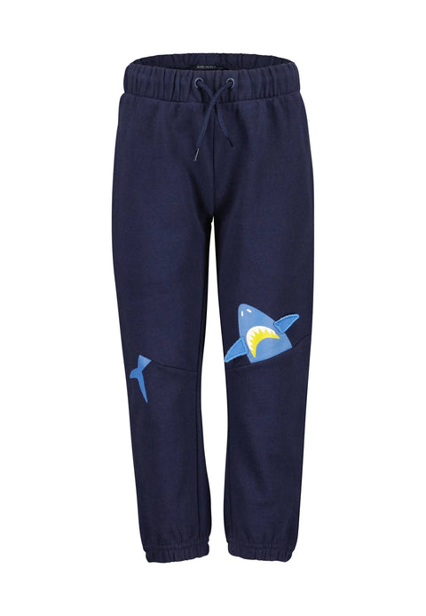 Pantalón de fleece azul marino Blue Seven para niño con apliques de tiburón en las piernas.