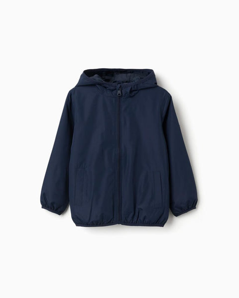 Parka con capucha azul oscuro Zippy para niño, vista frontal completa sobre fondo blanco.