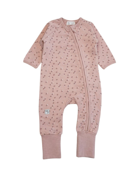 Pijama bebé niña Baby Bol rosada con estampado de flores y cierre frontal para dormir cómodamente.