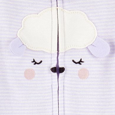 Detalle de rostro de cordero bordado en pijama Carter's para bebé niña, con orejas y mejillas rosas.