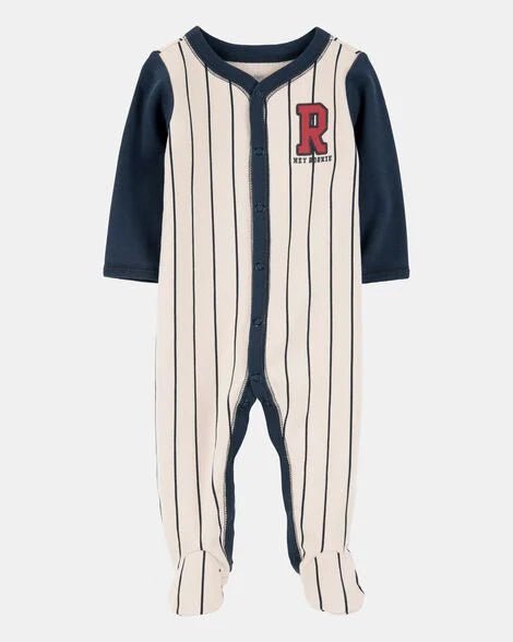 Pijama de bebé Carters estilo béisbol, color crema con rayas y mangas azul marino para niño.