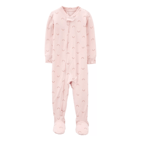 Pijama enteriza Carters de bebé niña color rosado con estampado de arcoíris y zipper frontal.