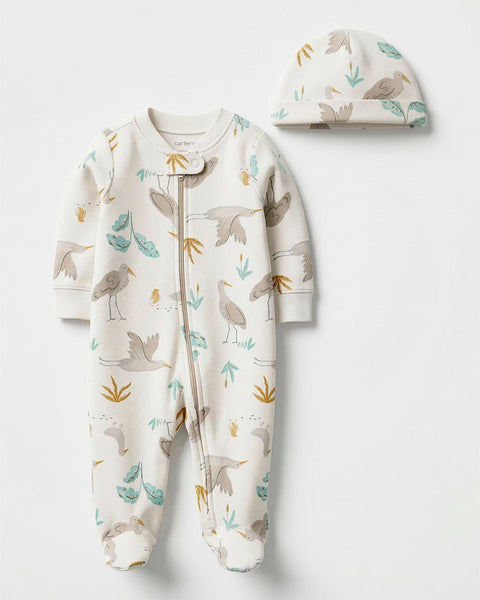 Pijama Carters bebé con pies, zipper y gorro, diseño de aves grises y follaje en tonos naturales.