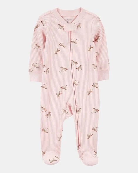 Pijama Carters rosada de niña con pies, zipper doble vía y patrón de caballos, vista frontal.