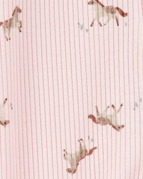 Detalle del suave tejido acanalado y estampado de caballos en la pijama Carters rosada para bebé.