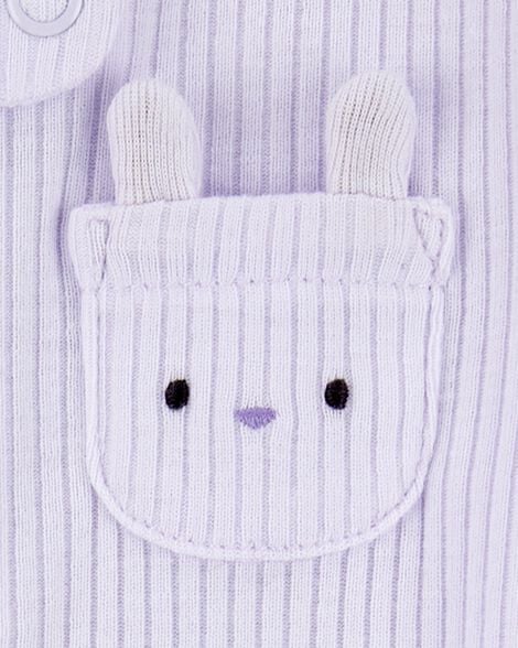 Detalle de bolsillo con carita de conejito y orejas en pijama Carter's lila para bebé.