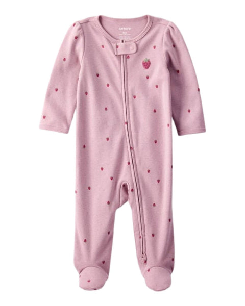 Pijama Carters rosada de interlock con estampado de fresas para niña, con pies y zipper frontal.