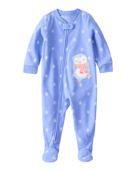 Pijama Carters celeste para niña con pingüino y copos de nieve, zipper frontal y pies.